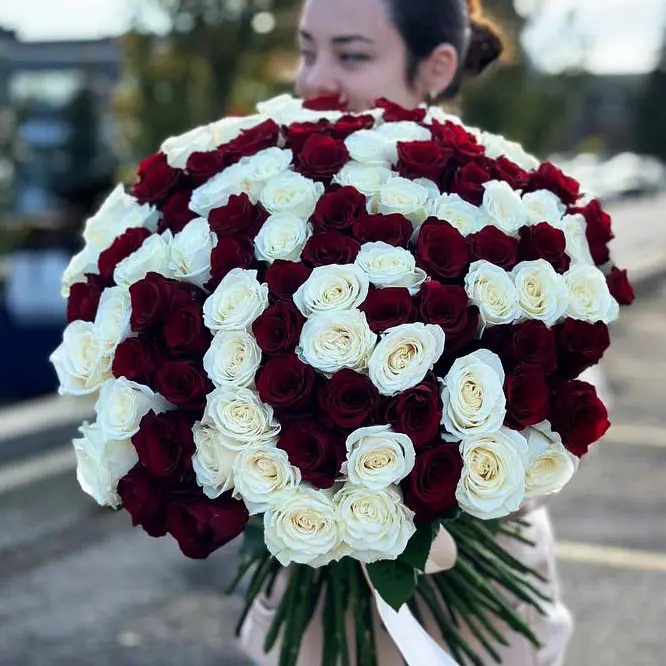 100 roses bouquet: The ultimate gesture of love and grandeur roses Partner Spotlight