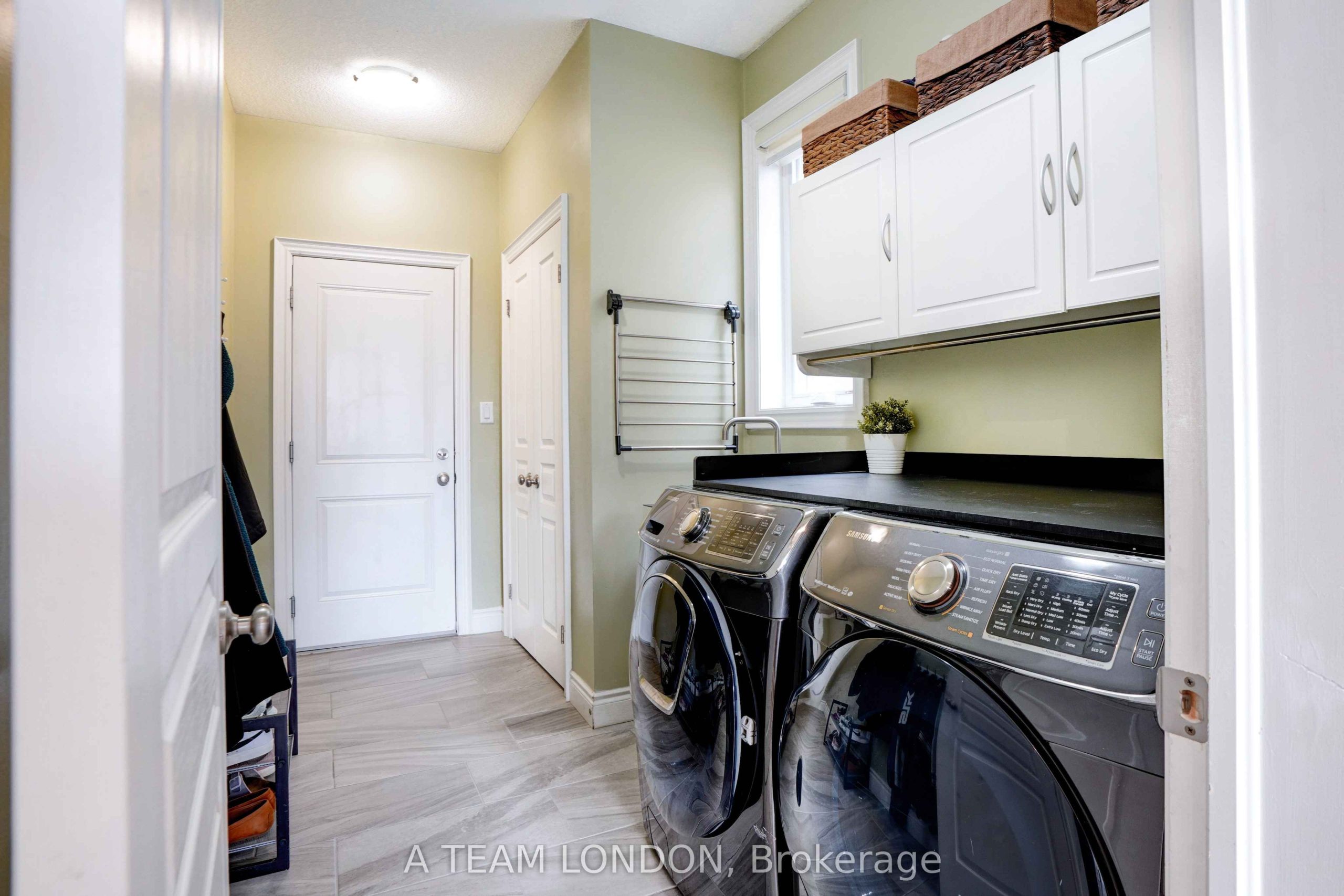 Home of the Week: 2749 Seven Oaks Ridge vibe working London