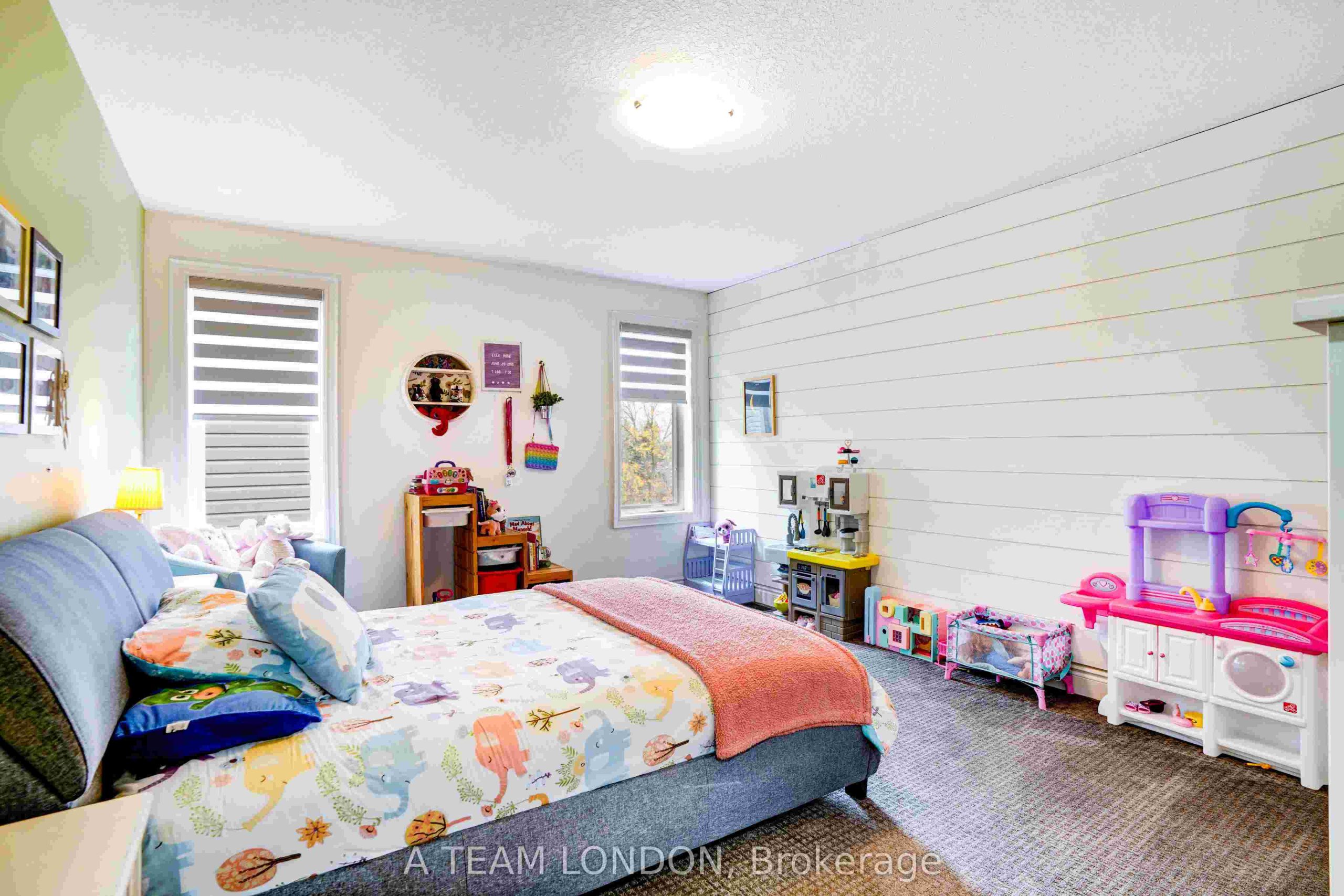 Home of the Week: 2749 Seven Oaks Ridge vibe working London