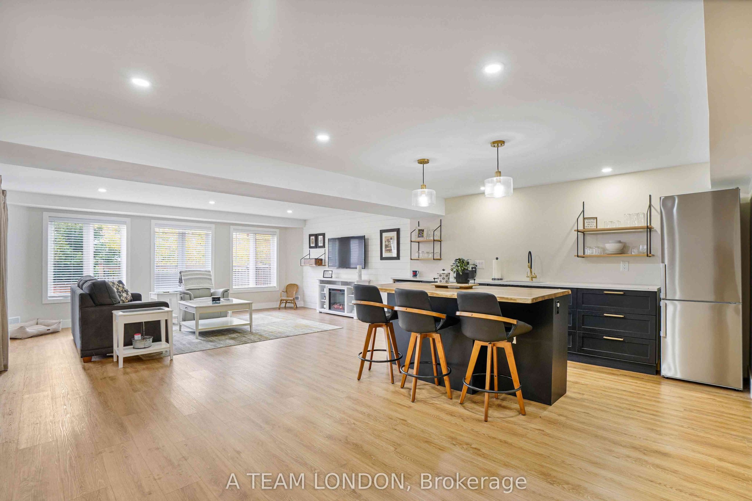 Home of the Week: 2749 Seven Oaks Ridge vibe working London