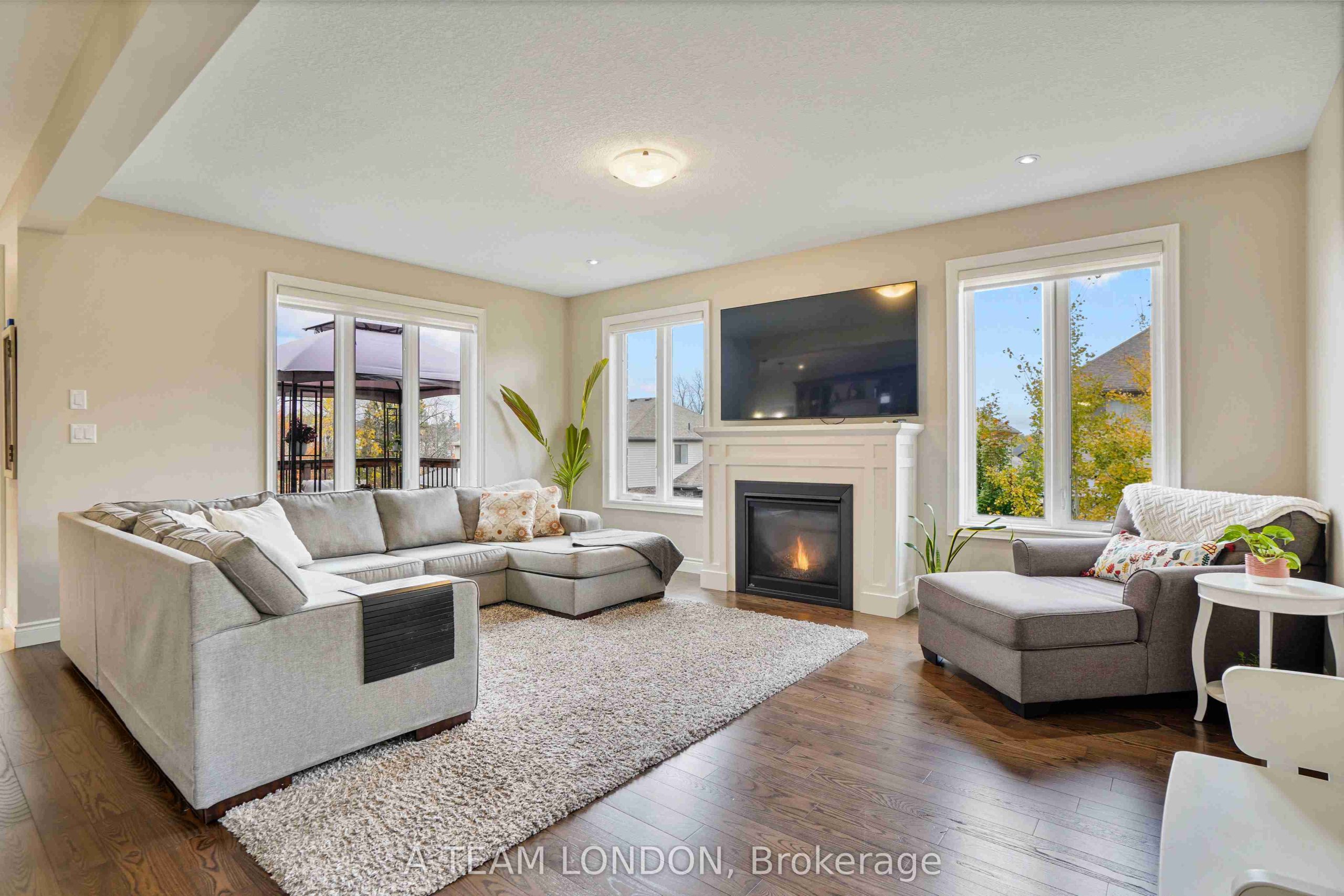 Home of the Week: 2749 Seven Oaks Ridge vibe working London