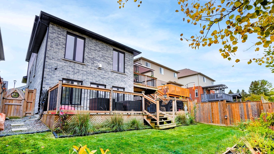 Home of the Week: 2749 Seven Oaks Ridge vibe working London
